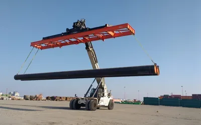 Spreader suspendiendo cañerías